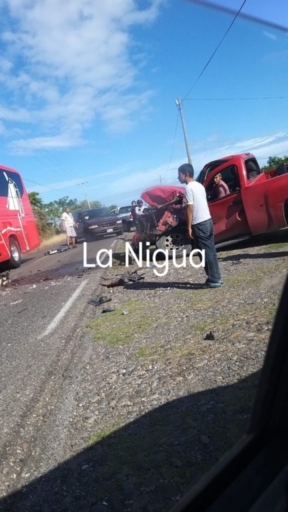 Se impacta camioneta contra ADO en la carretera Gutiérrez Zamora a Tecolutla 2 20211122 175836