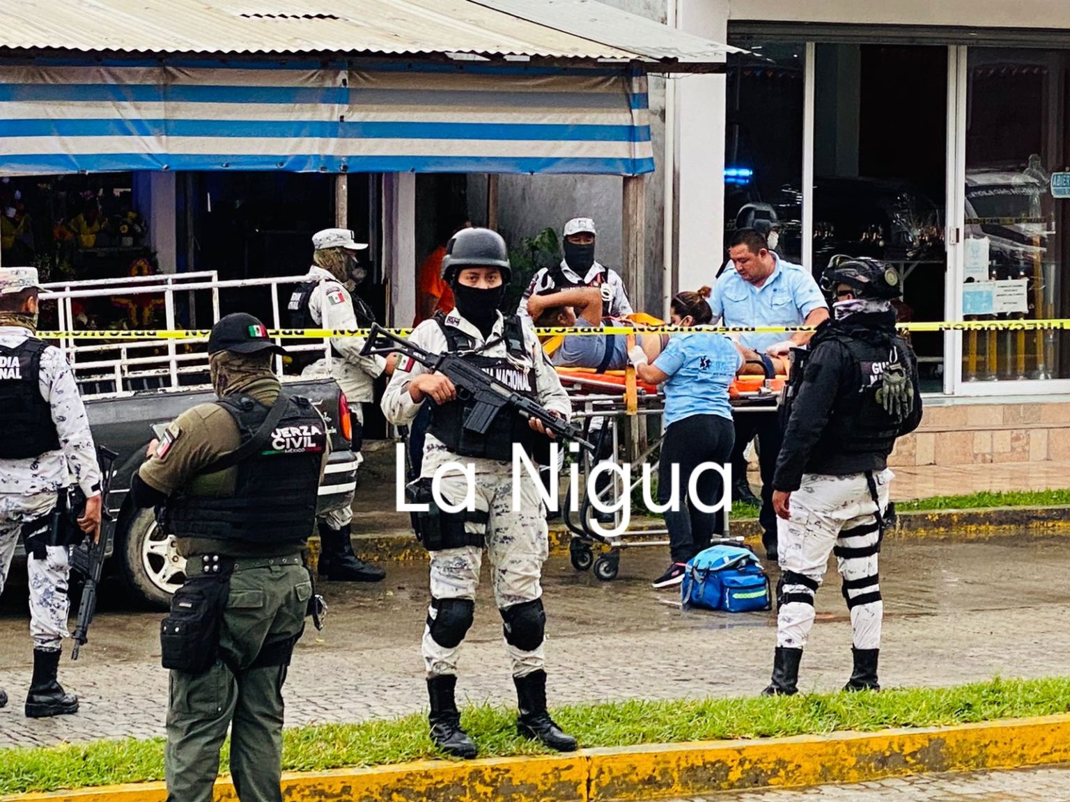 Agreden a balazos a dos jóvenes en florería de Álamo