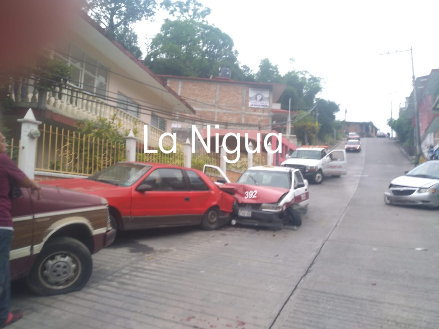 Se queda sin frenos, un taxi; provocando carambola en Papantla