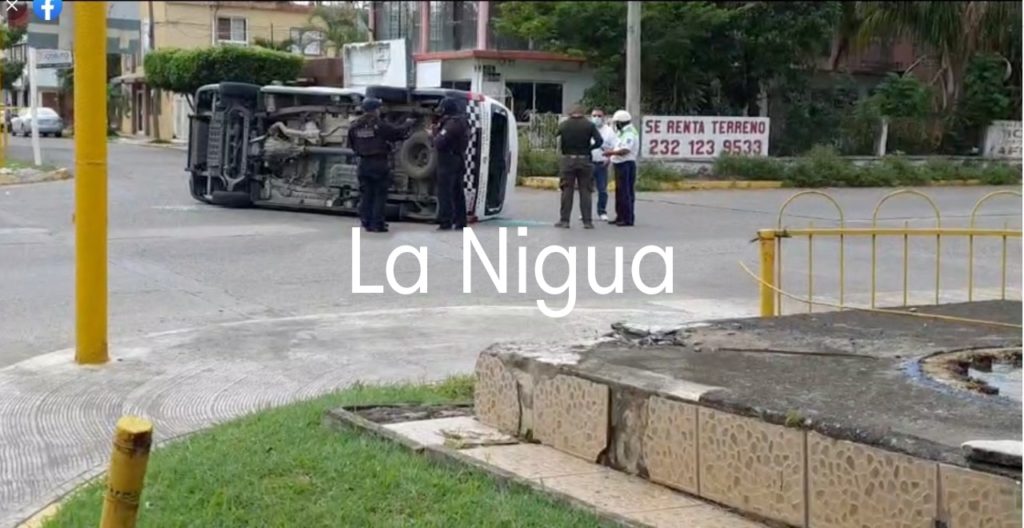 Vuelca camioneta de SSP asignada al CERESO en Poza Rica