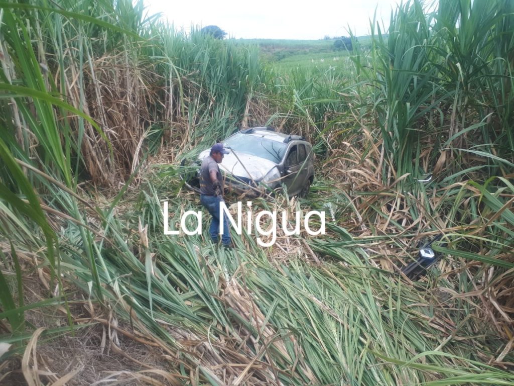 Vuelca y termina sobre cañales.