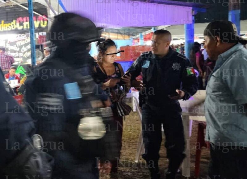 Detienen a mujer por el presunto robo de un teléfono celular en la Feria