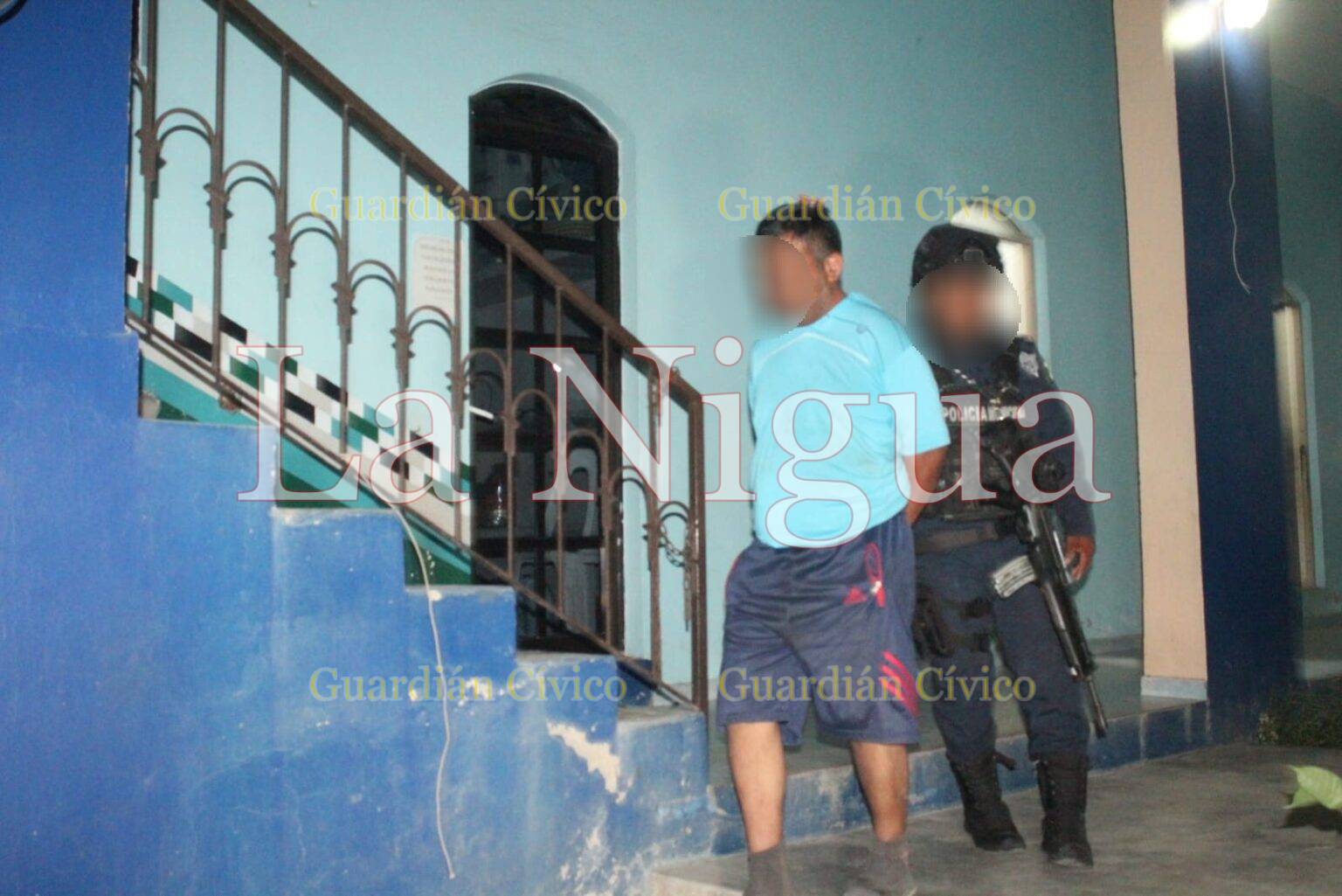 Al bote por golpear a un menor de edad