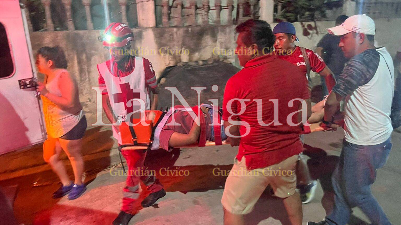 Auxilian a jovencita tras caer de motoneta