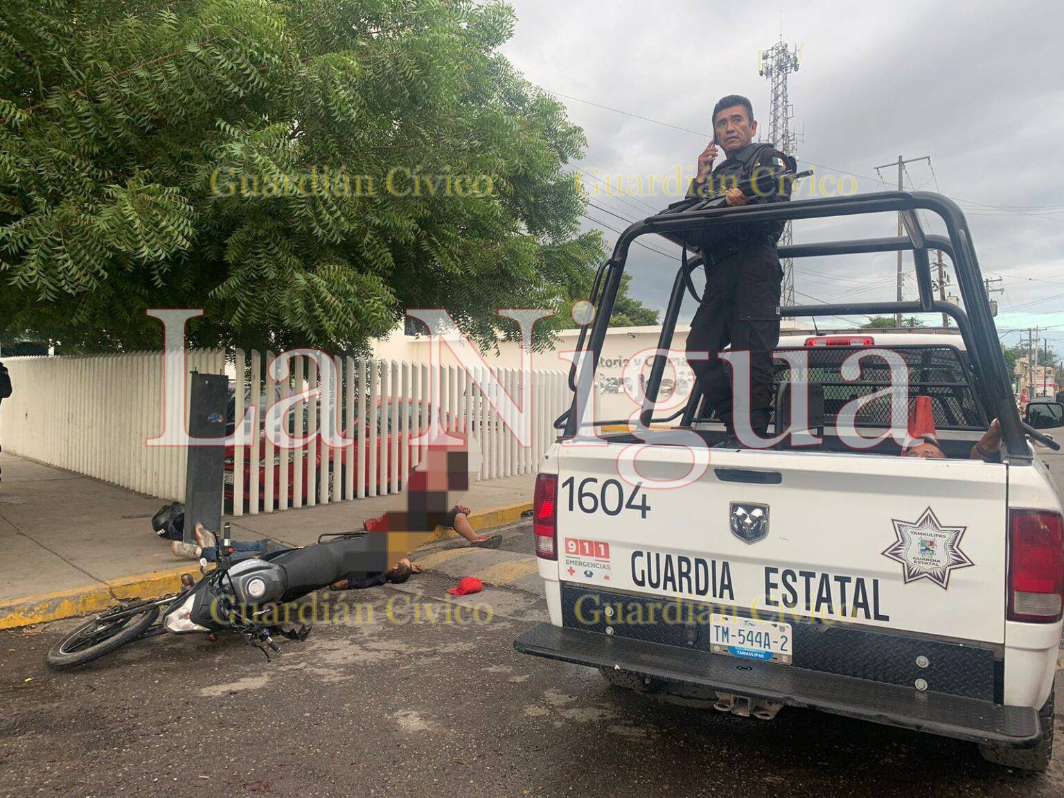 Afuera de la Policía Estatal y del C5 malandros rafaguean a dos civiles: uno muere