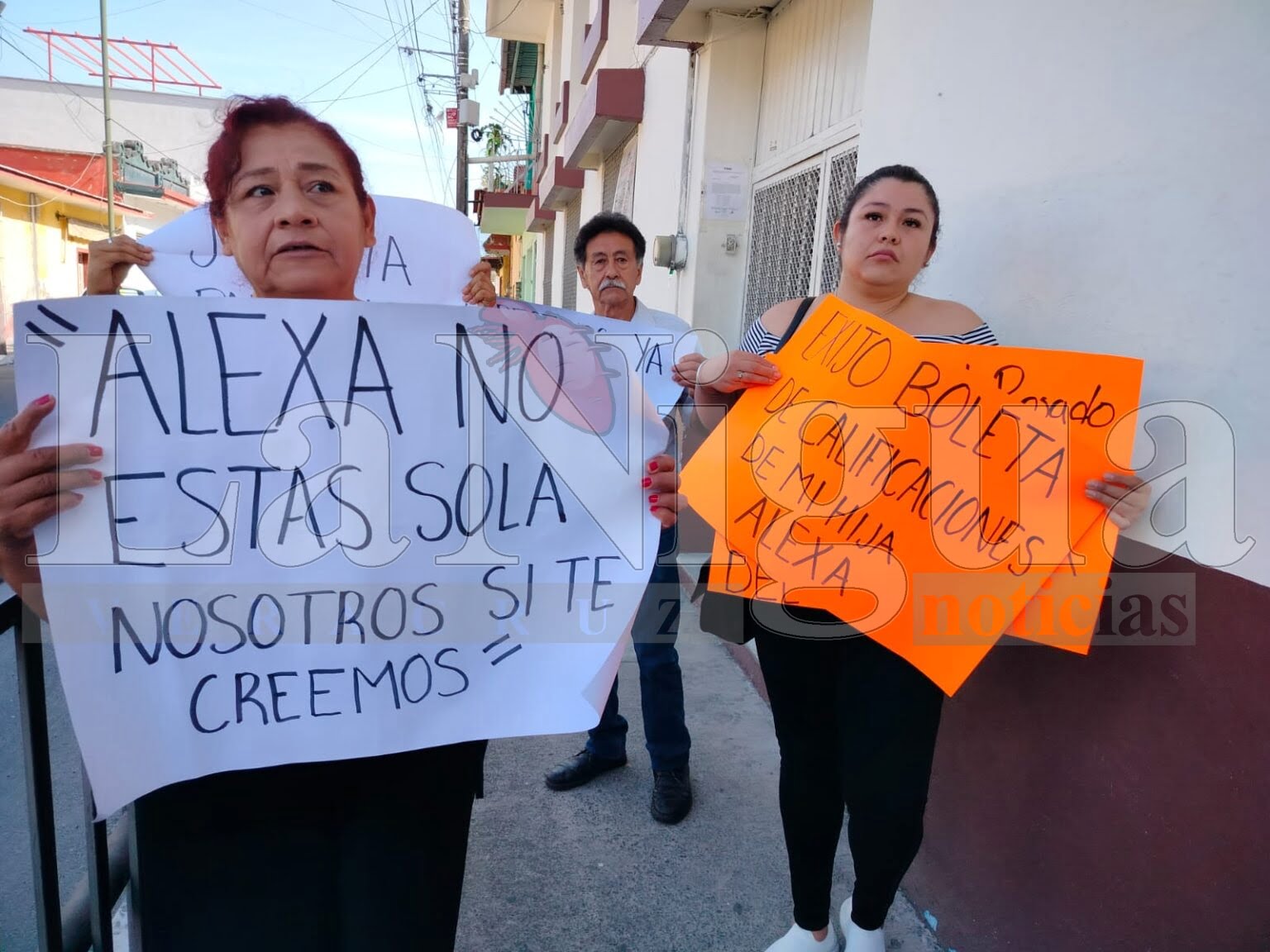 Manifestación en Orizaba: Madre de Familia Exige Documentos Escolares para su Hija