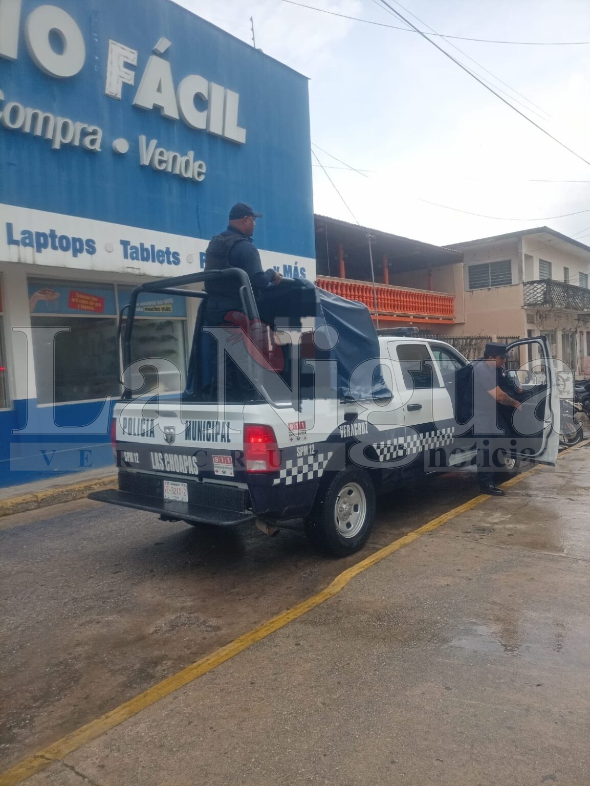 Joven retira cargos contra su agresora; la mujer lo apuñaló tras riña
