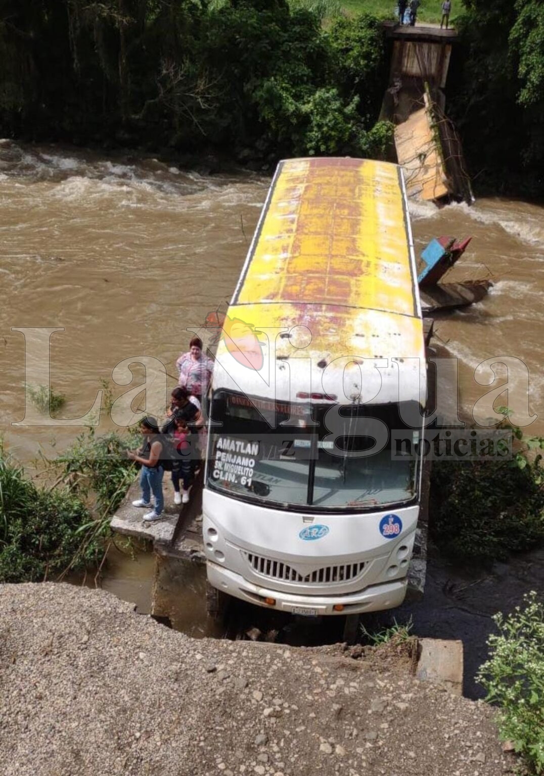 Cae autobús de pasajeros al río