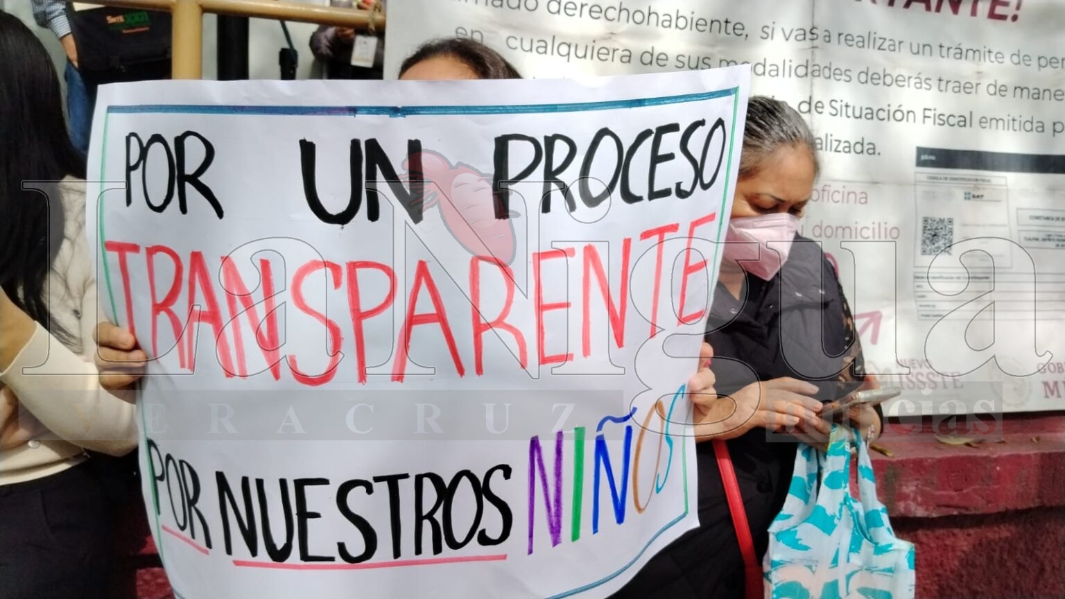 Padres Bloquean Oficinas del ISSSTE para Exigir Continuidad en Estancia Infantil