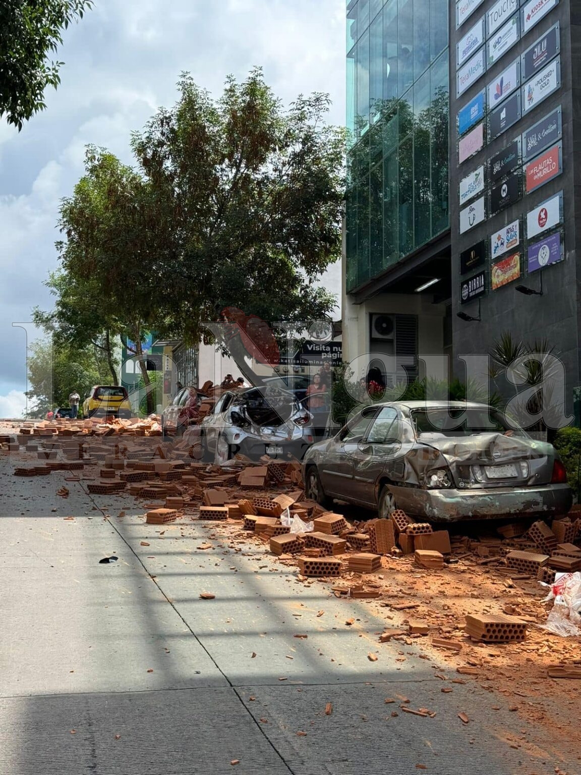 CAMIÓN CON TABIQUES DESTROZA COCHES EN XALAPA
