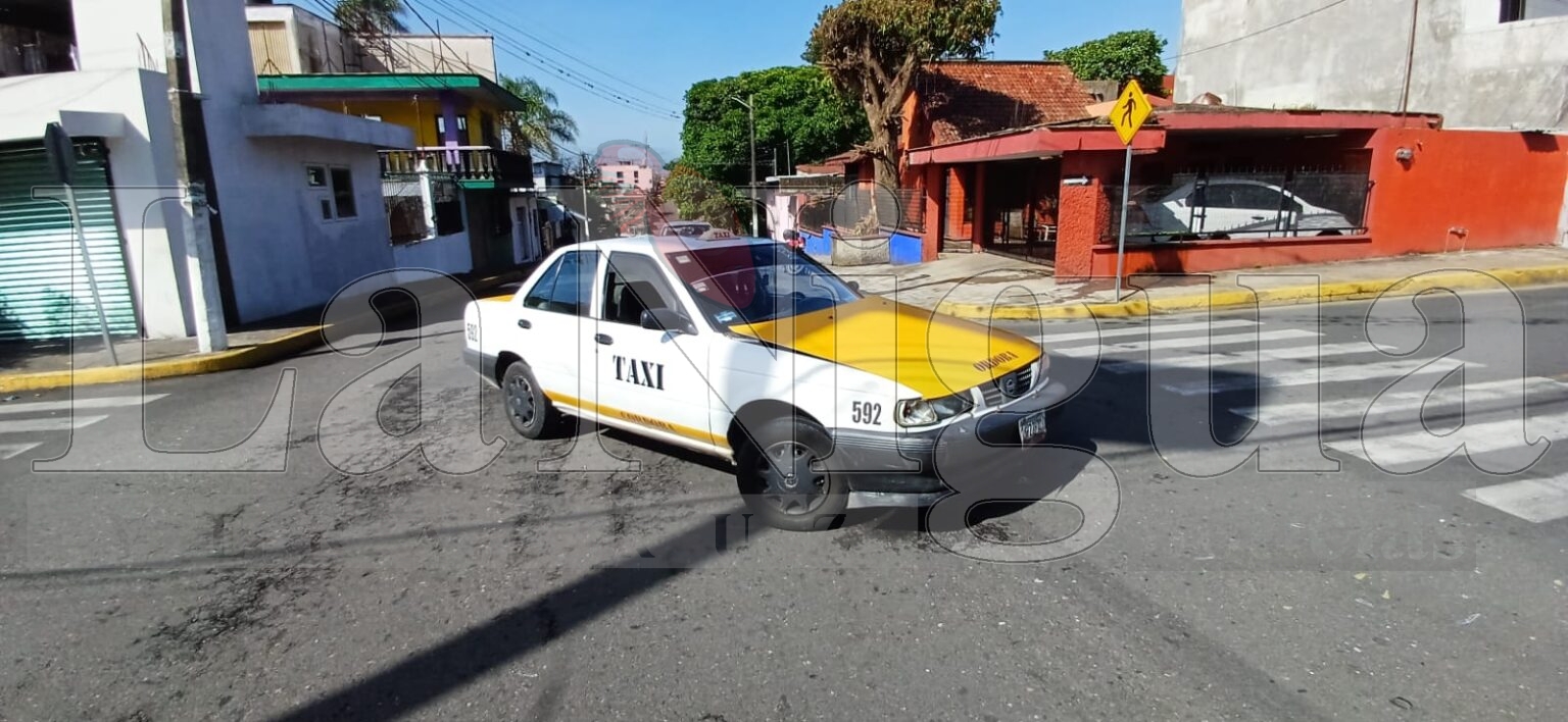 Accidente vehicular en la Colonia México: taxi y auto particular colisionan