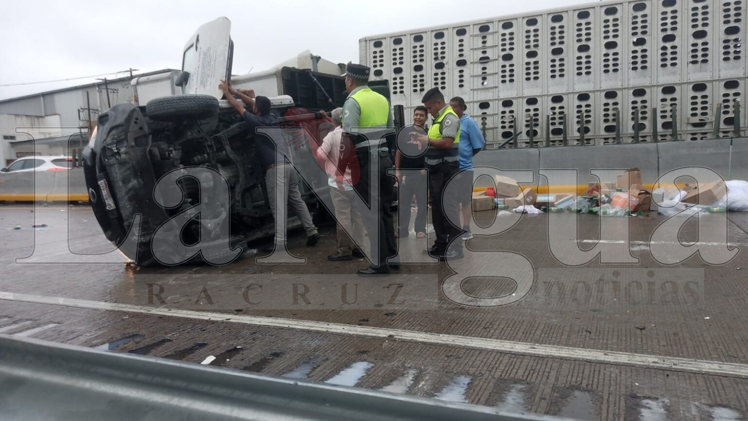 Volcadura de Camioneta Causa Afectación en la Autopista Veracruz-México