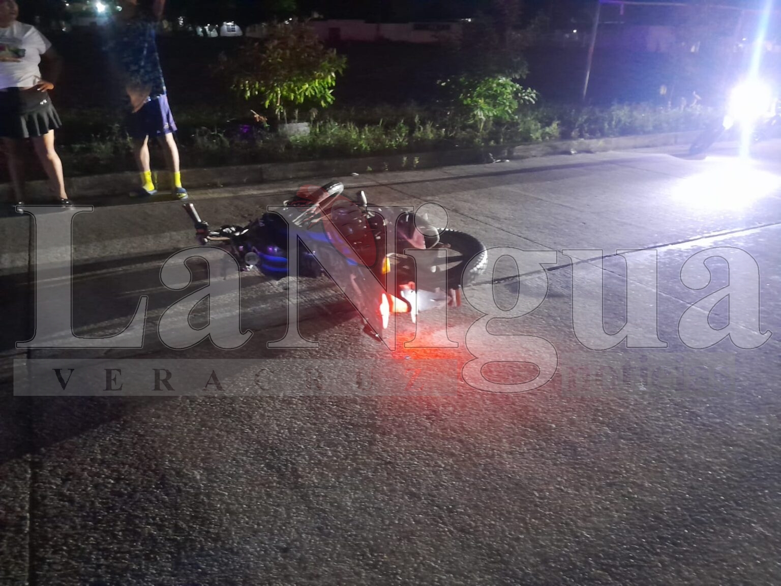 Motociclista que corría como loco, atropella a pareja en Las Choapas