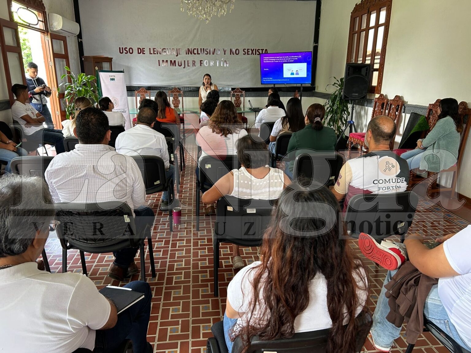 Reciben autoridades plática sobre uso incluyente y no sexista del lenguaje
