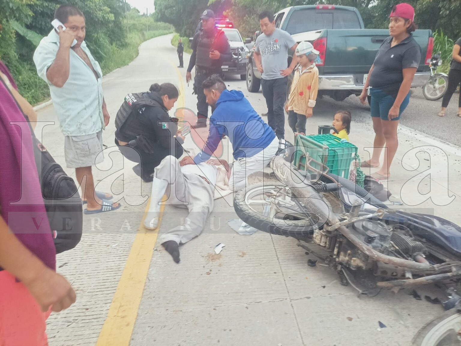 Grave abuelito tras sufrír accidente en motocicleta