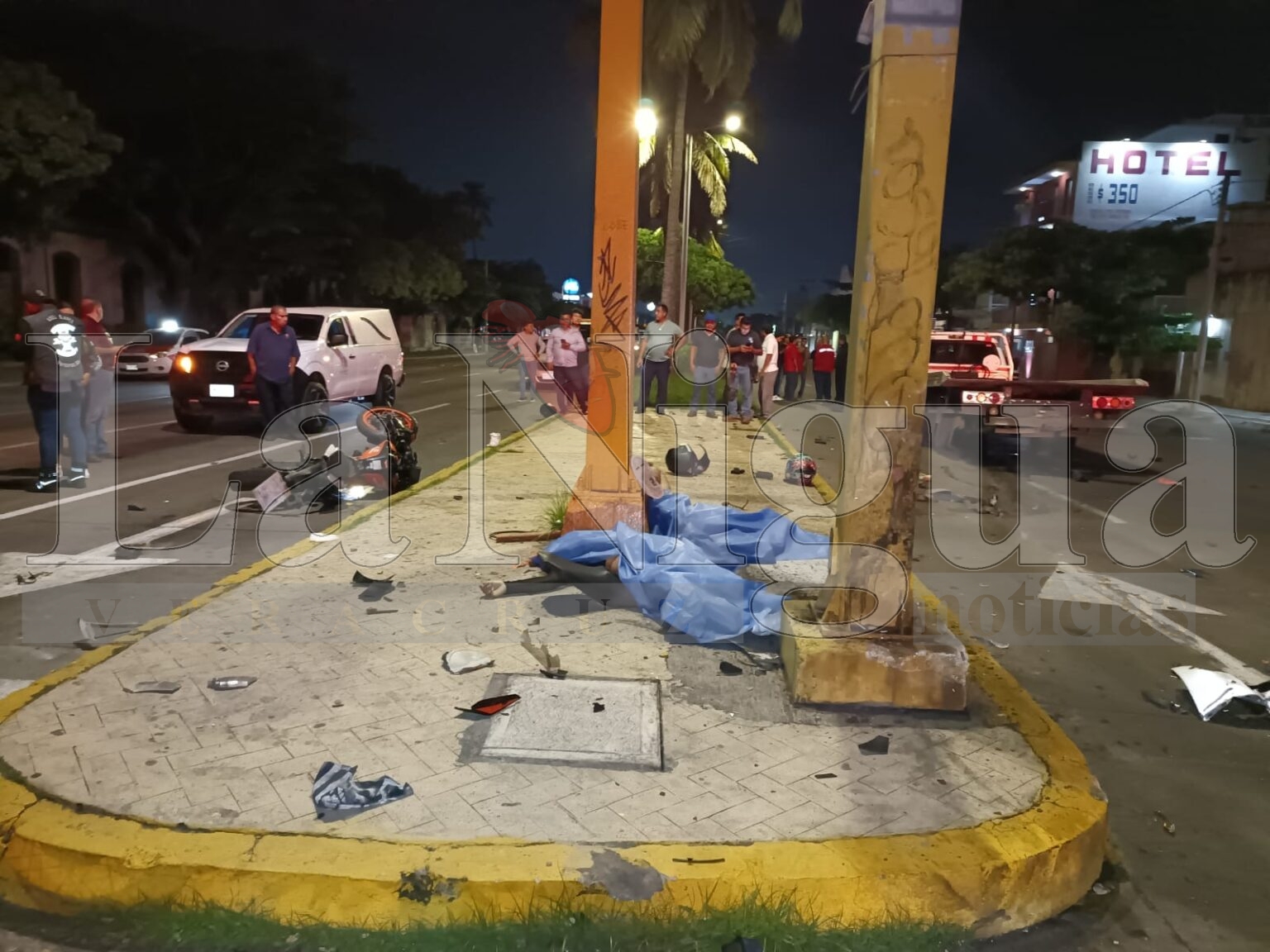 “Trágico Accidente en Veracruz: Dos Policías Municipales y un Tercer Motociclista Pierden la Vida en Choque con una Grúa”