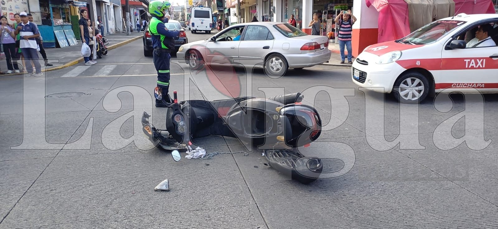 Camioneta Toyota provoca un accidente en Córdoba. 1 IMG 20240824 WA0156