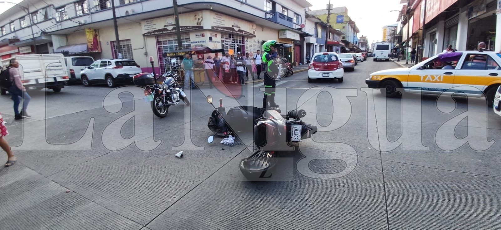 Camioneta Toyota provoca un accidente en Córdoba. 3 IMG 20240824 WA0157