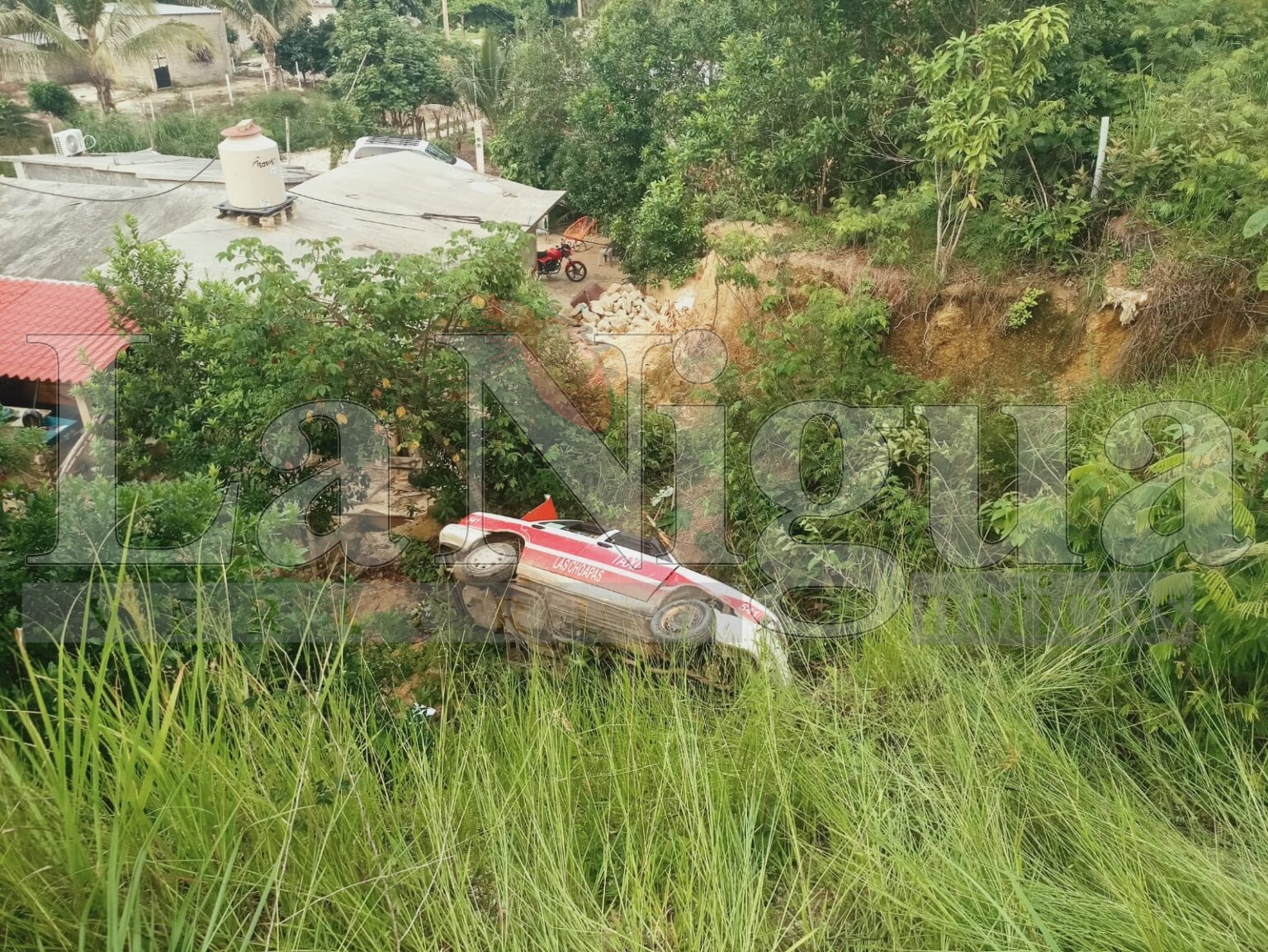 Taxi de Las Choapas cae a barranco