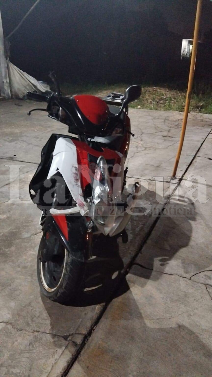 Mamá imprudente estampa a sus hijos contra camión