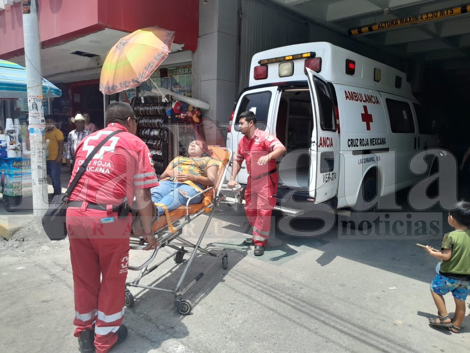 Mujer sufre ataqué €piléptico en tienda departamental de Las Choapas