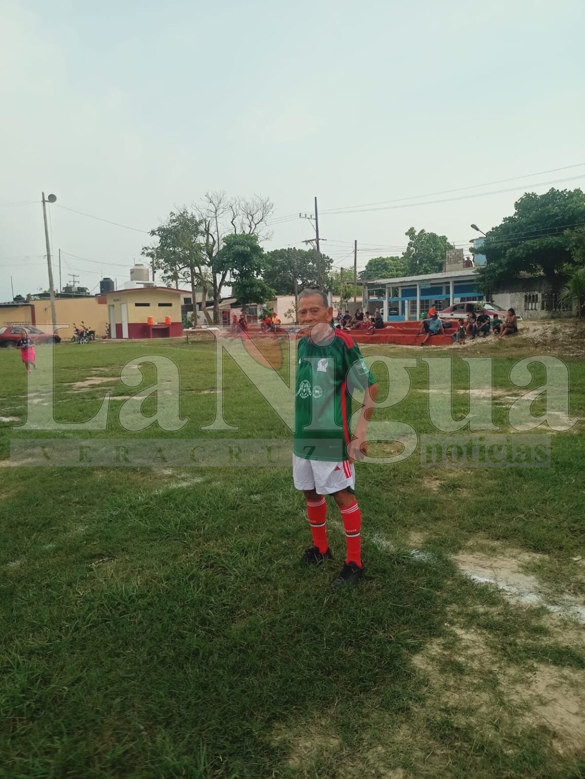 Realizan partido de homenaje para jugador de más de 86 años en Las Choapas