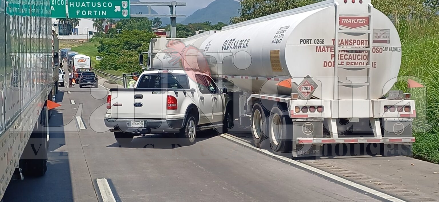 Choca camioneta contra pipa