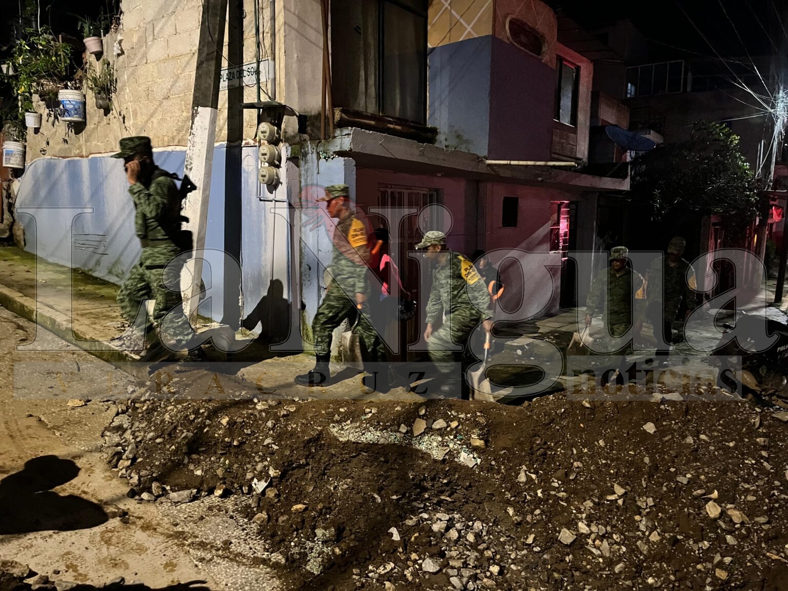 Fuga de agua provoca alud sobre casa. Hay al menos 1 fallecido.