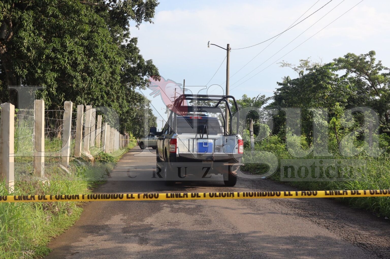 Localizan asesinado a un hombre en camino rural de Texistepec; tenía mensaje en una cartulina.