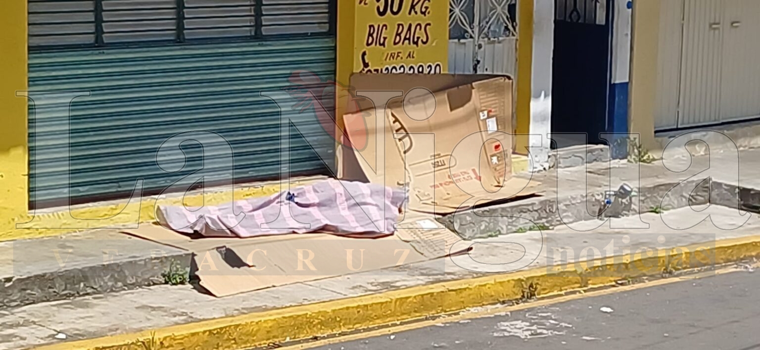 Hombre fallece en la calle 3 con avenida 6 en Córdoba, Veracruz, presuntamente por alcoholismo