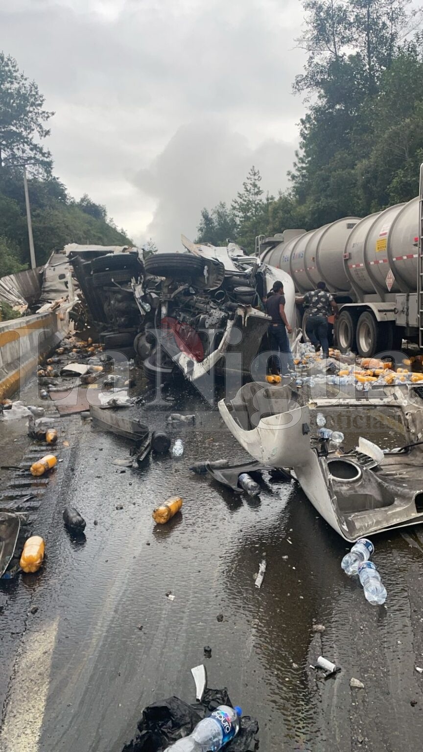 Vuelca Tráiler en las Cumbres de Maltrata.
