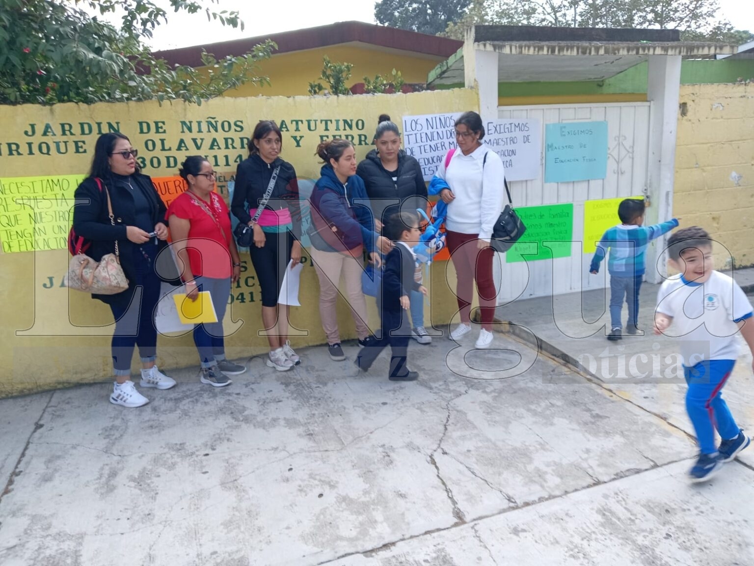 Padres de familia toman el jardín de niños Enrique de Olivarria y Ferrari en Xalapa