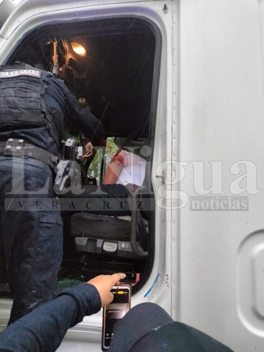 Trailero es encontrado sin vida en la carretera Coatzacoalcos-Villahermosa