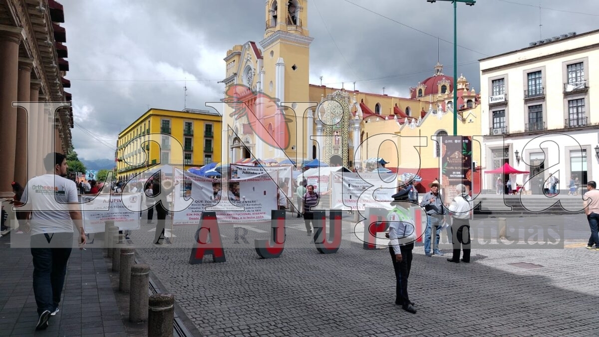 Manifestación de Jubilados del ISSSTE en Xalapa