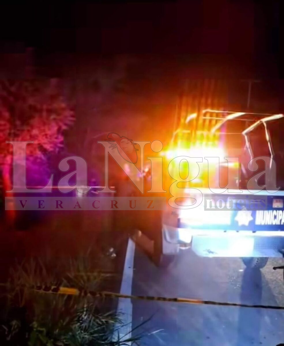 Jóvenes sufren accidente en motocicleta, uno muere