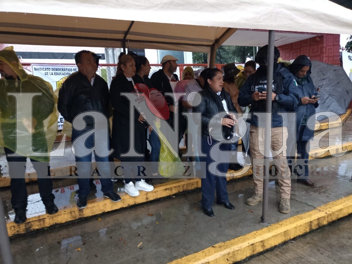 Manifestación del SDTEV en la Secretaría de Educación de Veracruz por Problemas en la Normal de Tantoyuca