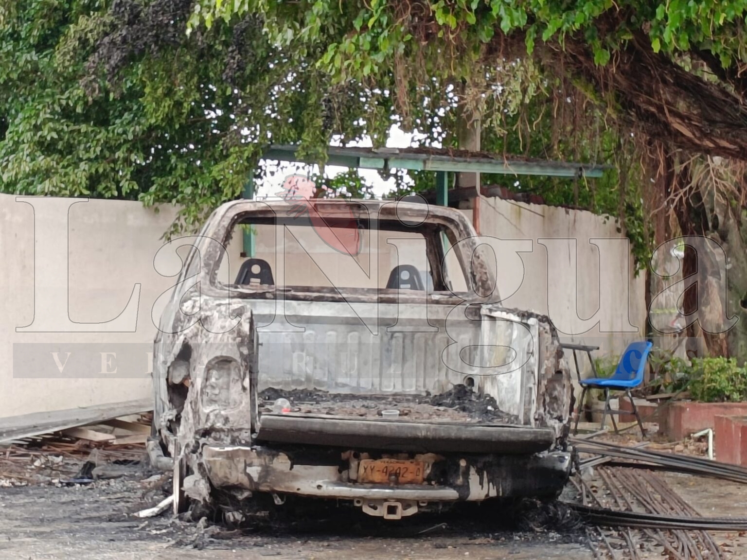 Se incendia camioneta en interior de escuela primaria de Las Choapas