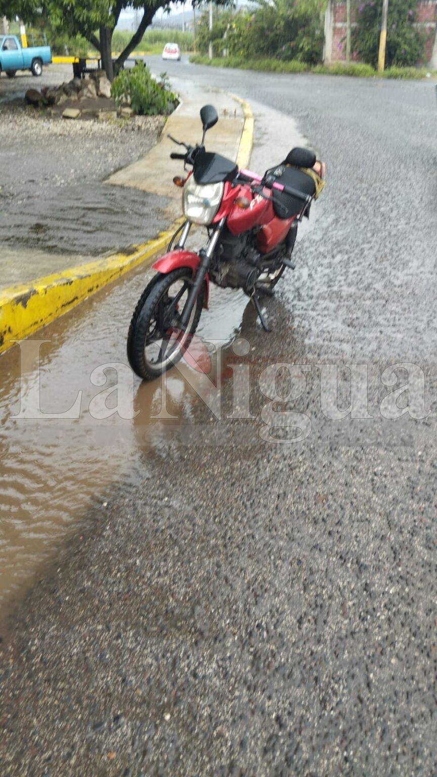 Accidente de Tránsito en Polvorón: Choque entre Taxi y Motocicleta Deja a una Persona Lesionada