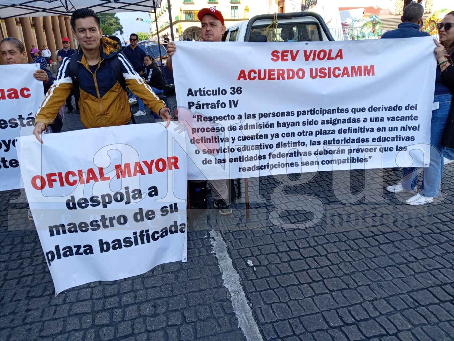 Bloqueo en Xalapa: Docentes Exigen la Reinstalación de su Compañero