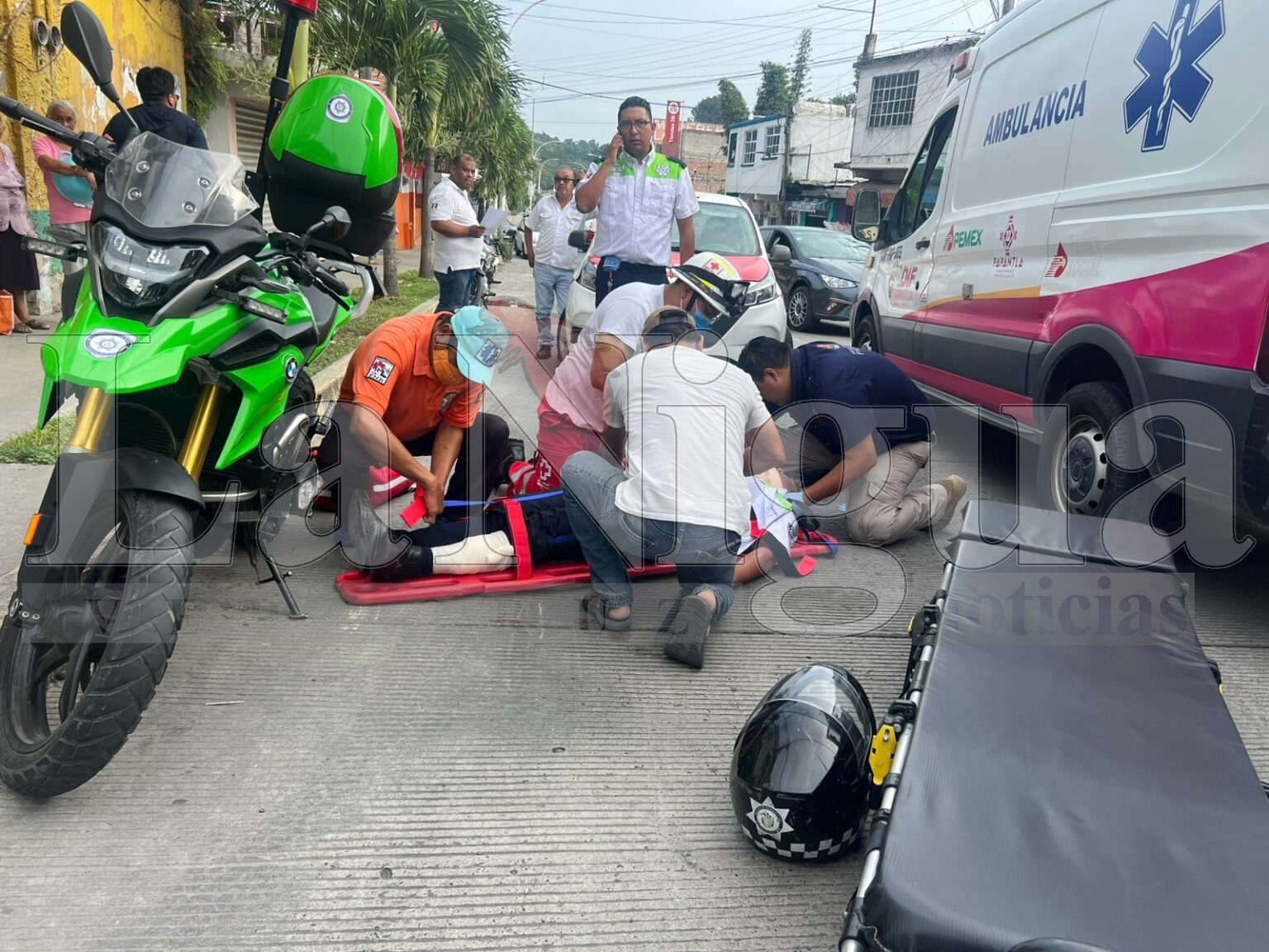 Despistado taxista, atropelló a dos elementos de Transito Estatal en Papantla