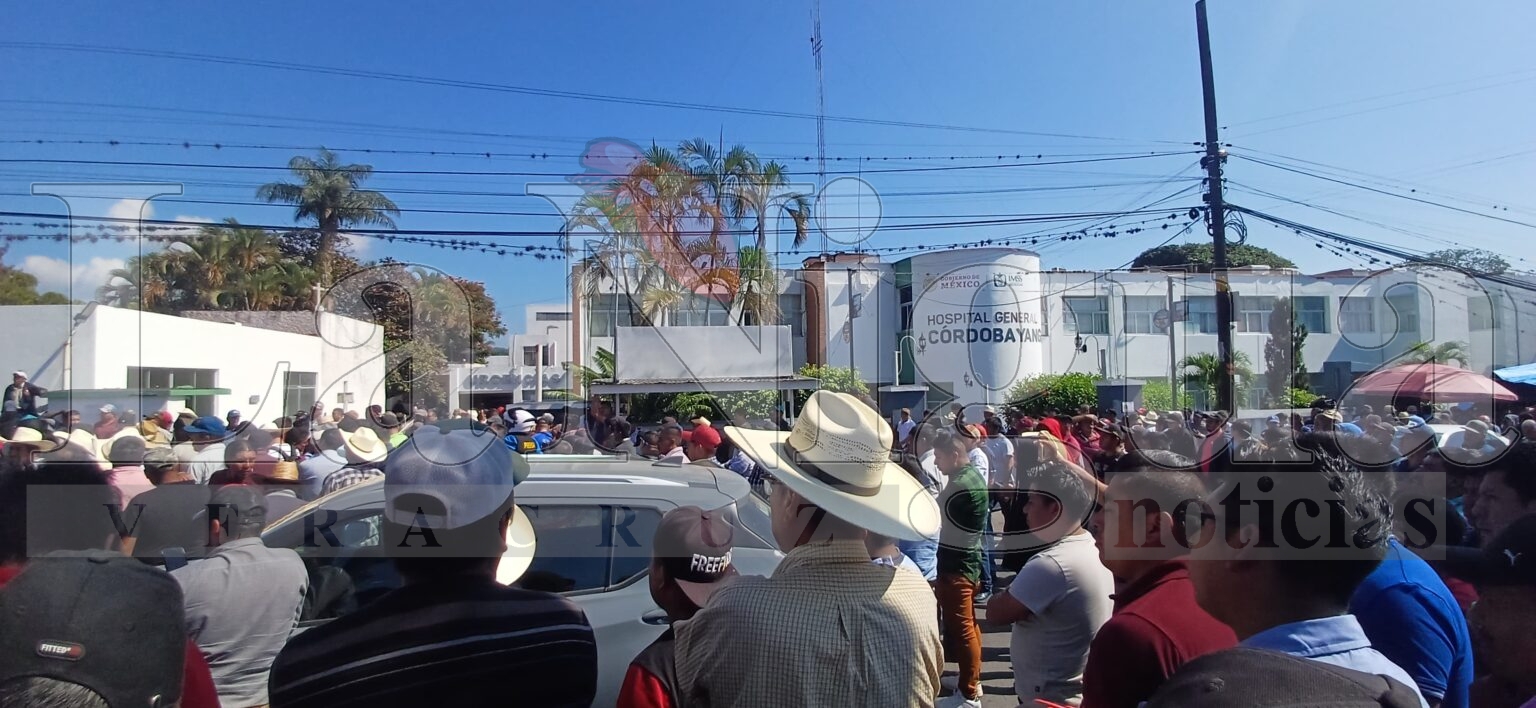 Manifestación de artesanos y comerciantes en Córdoba exige destitución de director del Hospital Yanga
