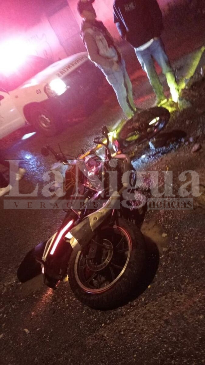Motociclista de Calcahualco sufre accidente en Coscomatepec.