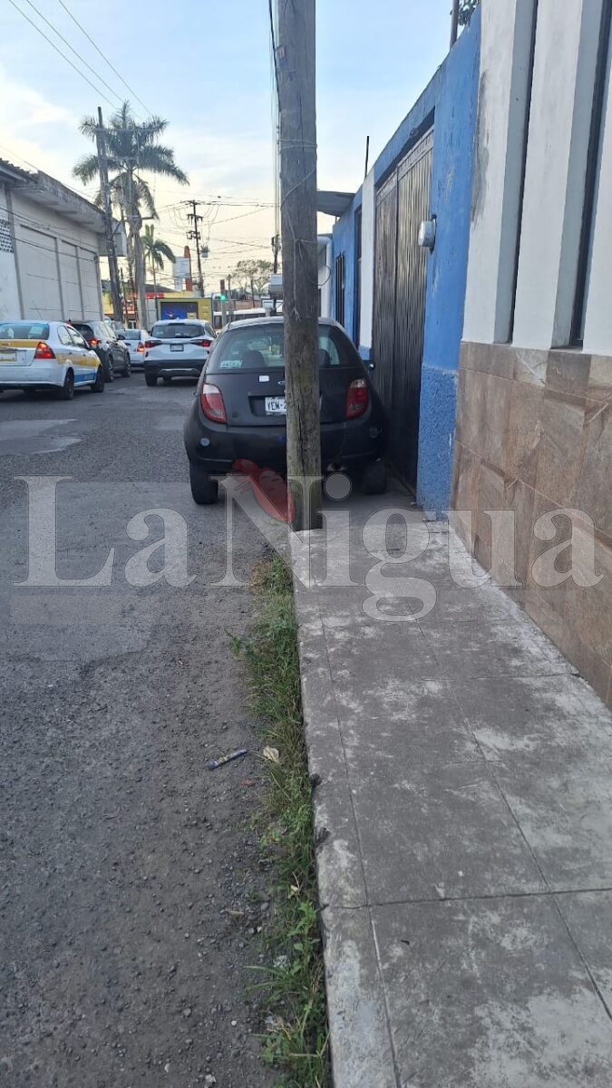 Se estaciona sobre banqueta e impide paso