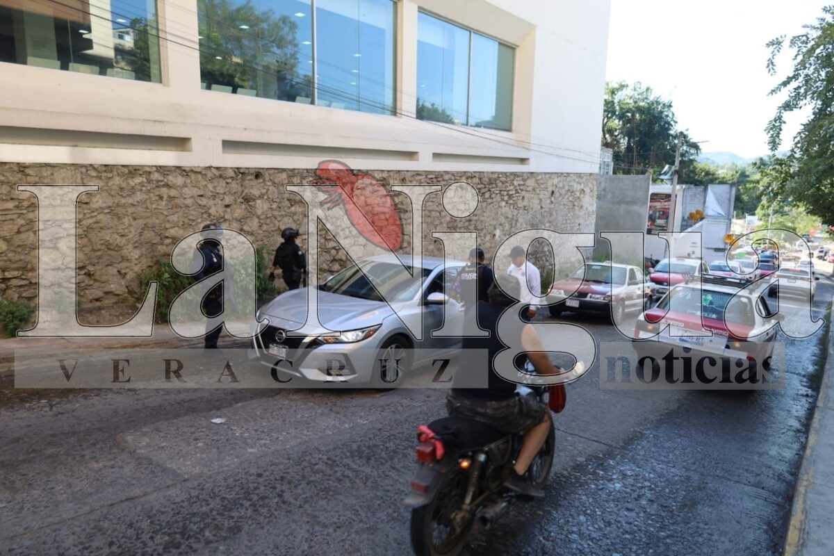 Se dormitó mientras esperaba el verde