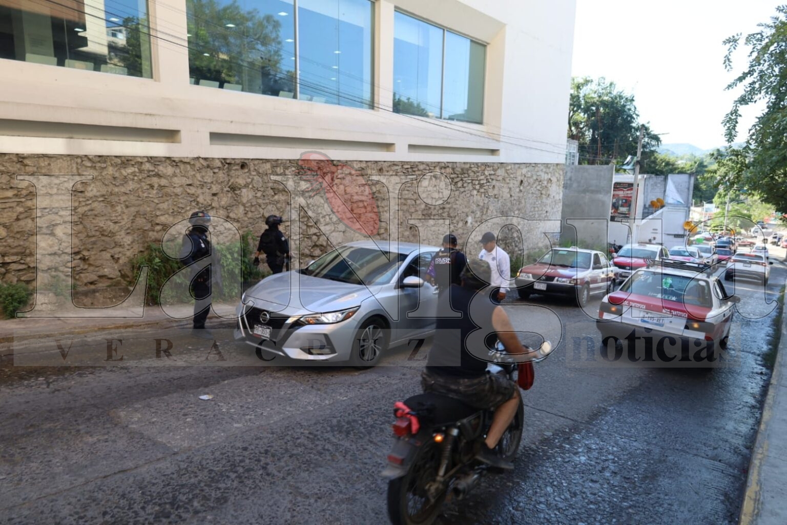 Se dormitó mientras esperaba el verde