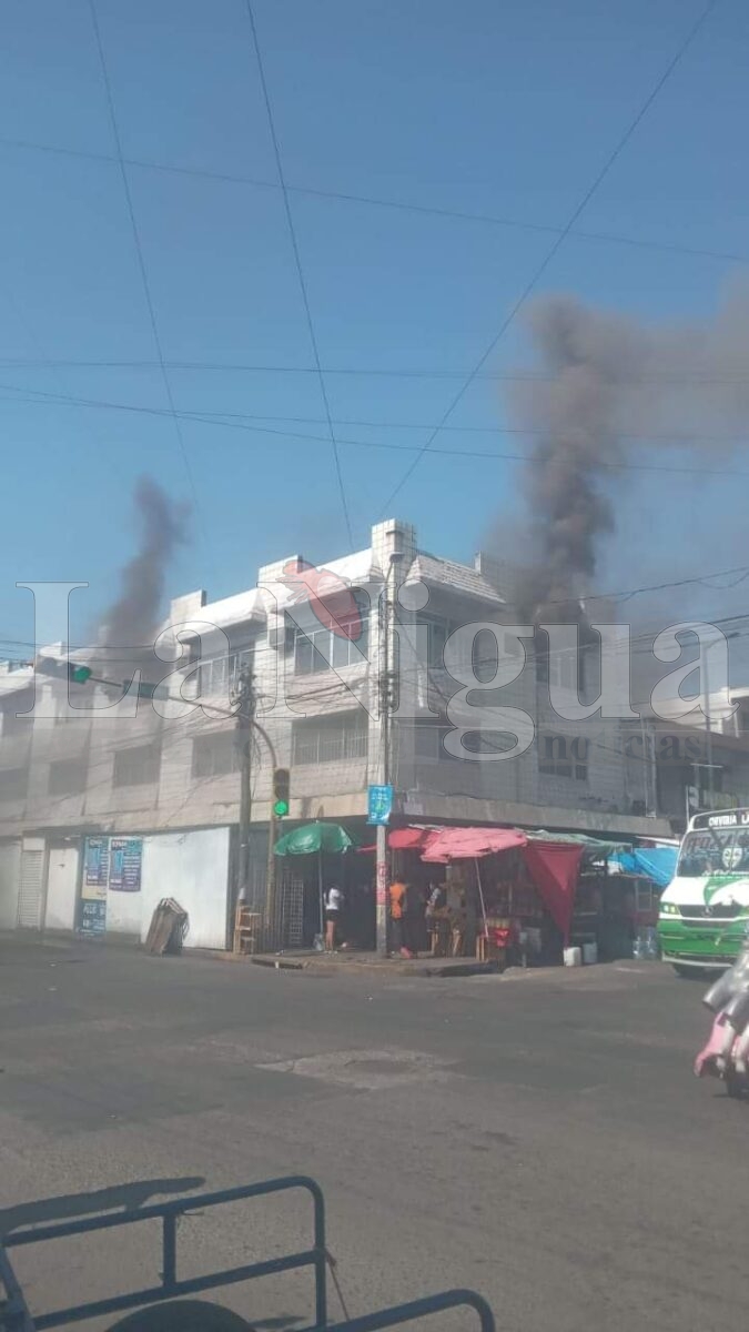 Incendio en bodega de plásticos moviliza a cuerpos de emergencia en Veracruz