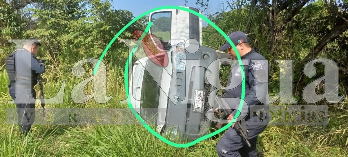 Camioneta vuelca y termina a un lado del camino