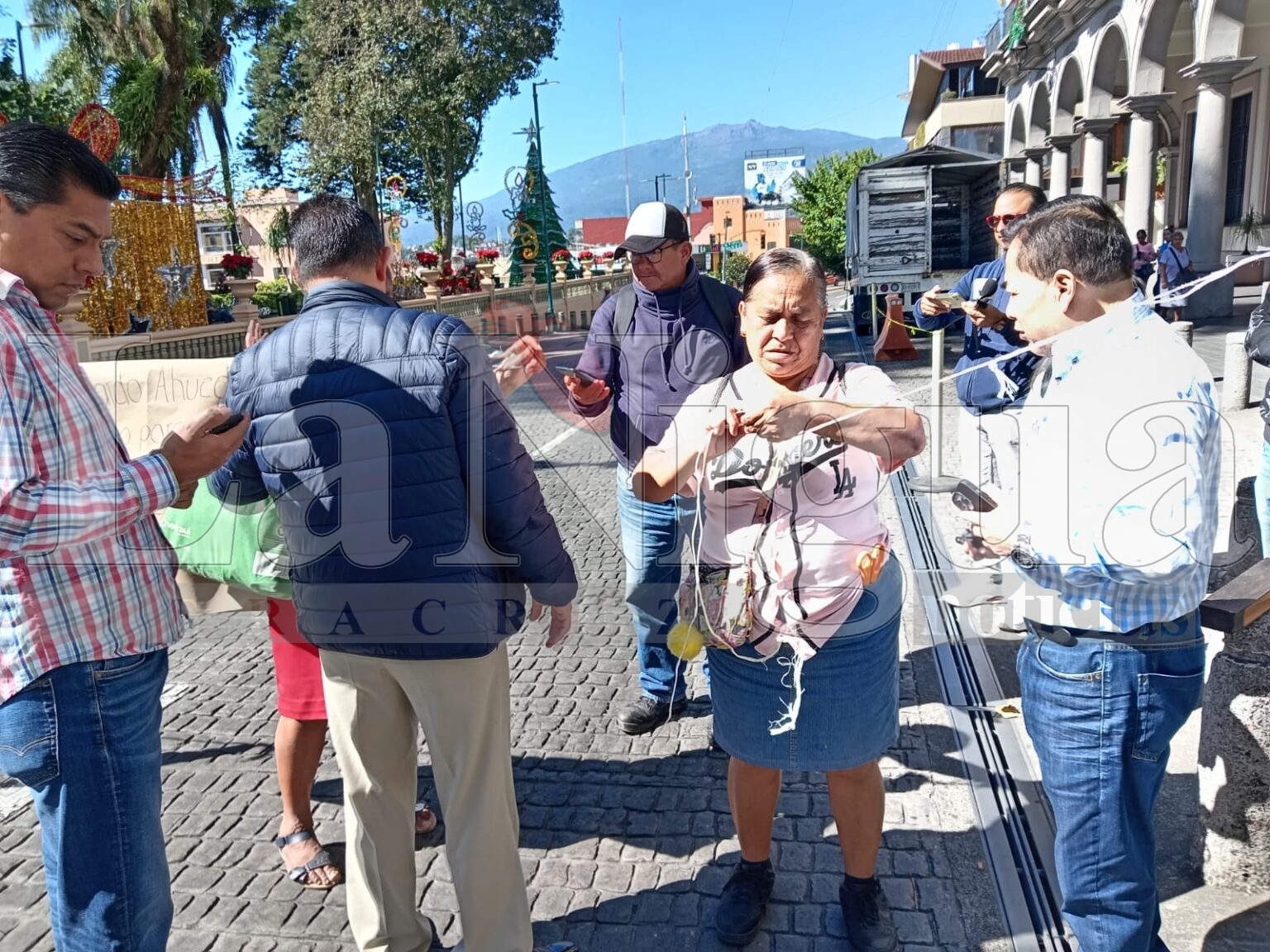Bloqueo frente al Palacio Municipal de Xalapa por demanda de apoyo tras inundación