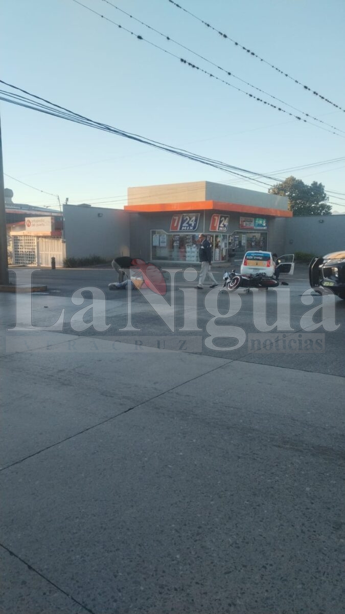 Choca taxi contra moto: dos heridos