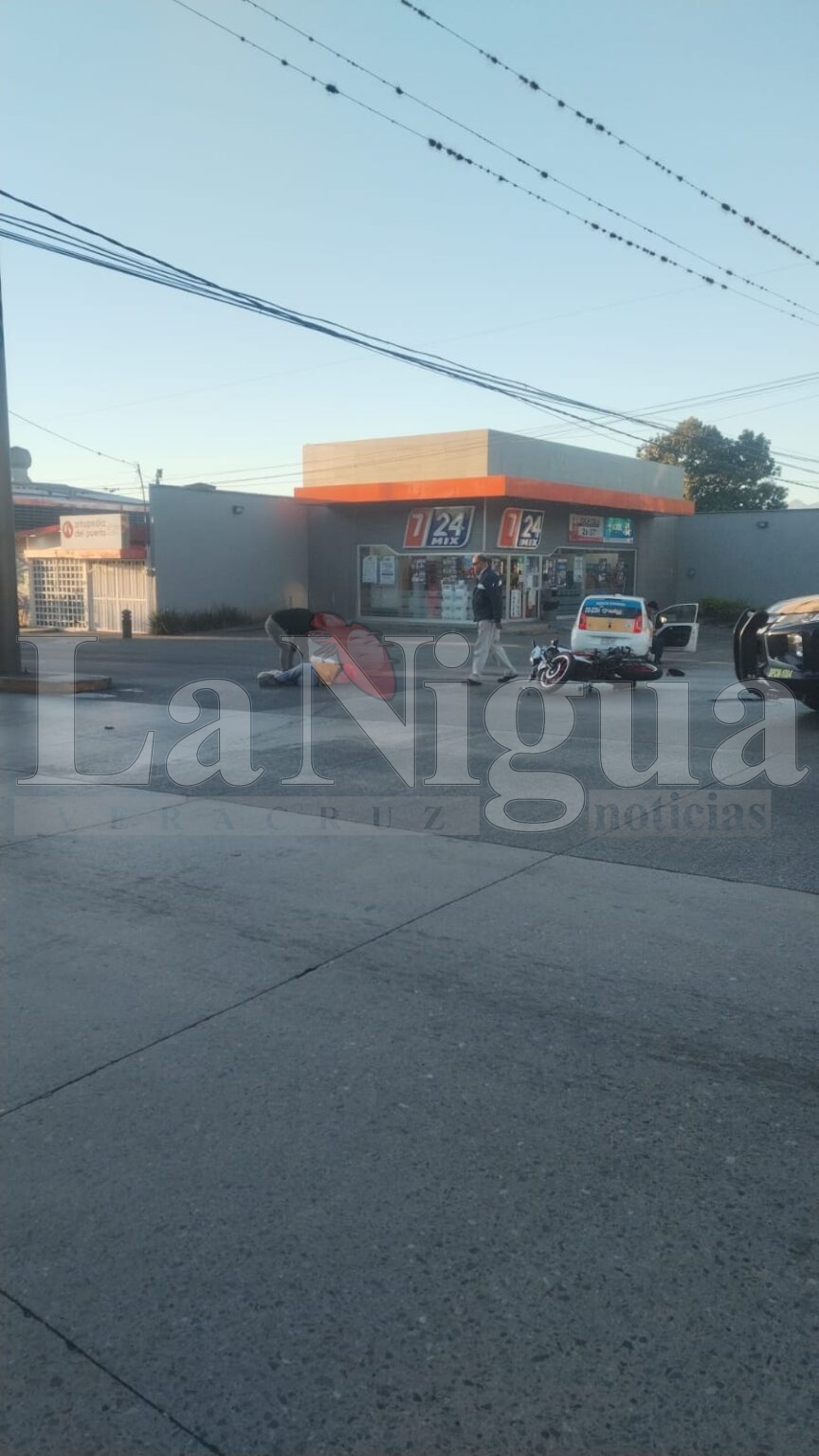 Choca taxi contra moto: dos heridos